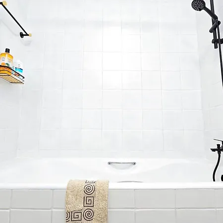 Css Calm Smart Superior 2bd With Private Yard * Klorakas